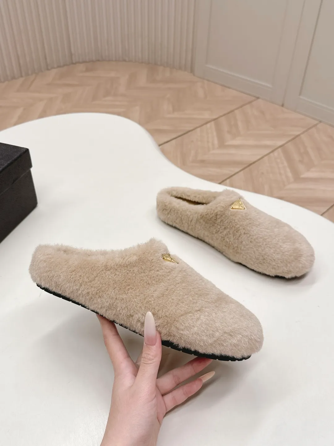 👟👟Ex-factory price 520👟👟 Prada prada25 autumn and winter furry slippers series, half-slip wool slippers, classic triangle buckle, comfortable, cute, cute, fashionable, elegant and versatile, the wool is comfortable and soft, awakening the warmth of autumn and winter. Let you walk comfortably from morning to night. Pair it with socks to easily cope with the changing seasons. Wool, sheep pattern lining, original outsole! 35-40 yards